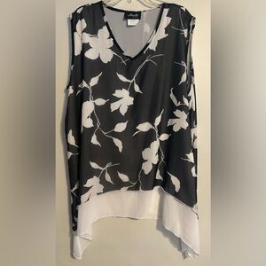 Chic Black and White Floral Women's Blouse size XXL Sleeveless